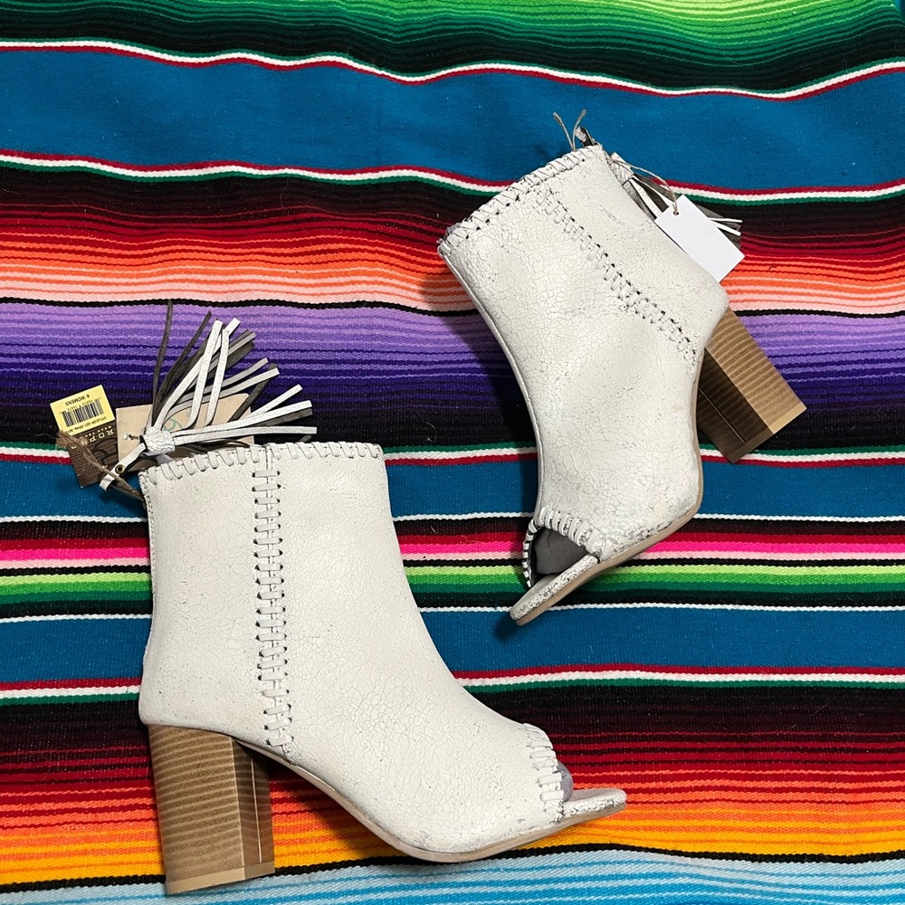 NWT White distressed roper heels